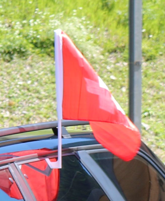 Autofahnenhalter f&uuml;r Fahnen am Stab | rot oder weiss - Produktbild